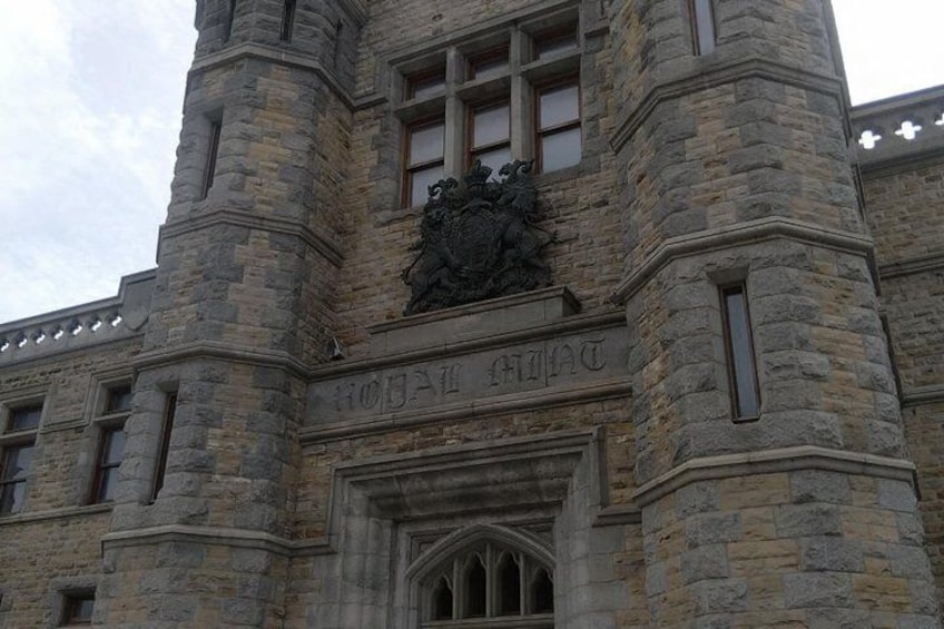 Un edificio in pietra con lo stemma di un leone e l'iscrizione 'ROYAL HALL'. 4