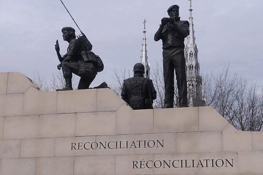 Un monumento con la scritta 'RECONCILIATION' e statue di soldati. 2