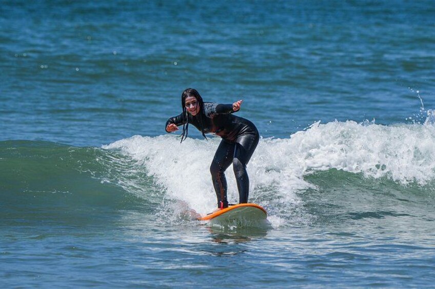 En person surfer på en bølge i havet. 2