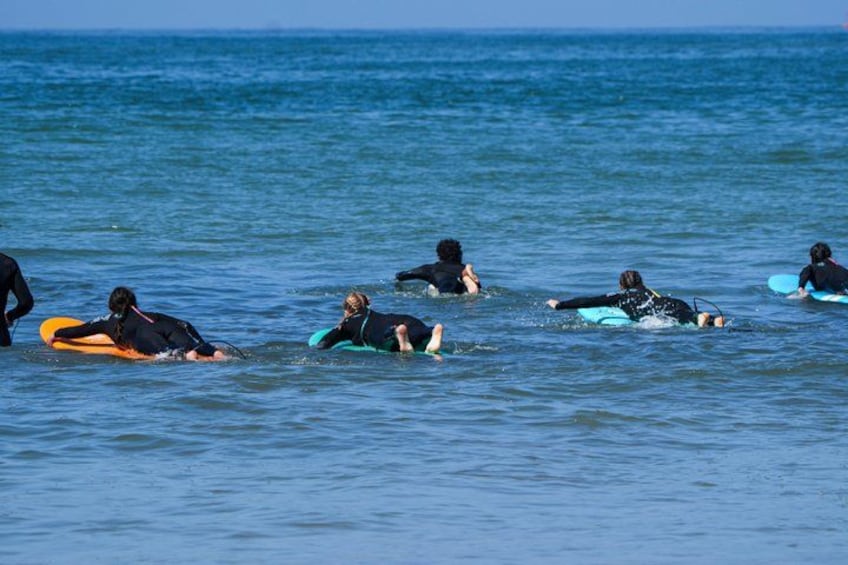 Personer i våddragter på surfbrædder i havet. 5