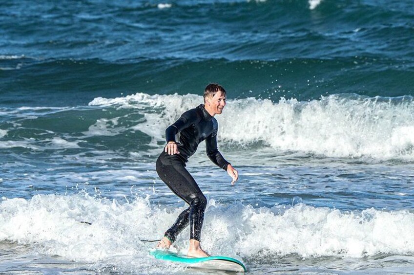 En person surfer på en bølge. 3