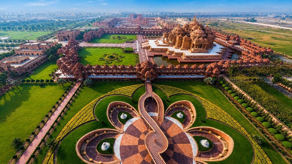 Picture 1 for Activity Delhi: Top 5 Temples Guided Spiritual Tour by Car With Guide 4