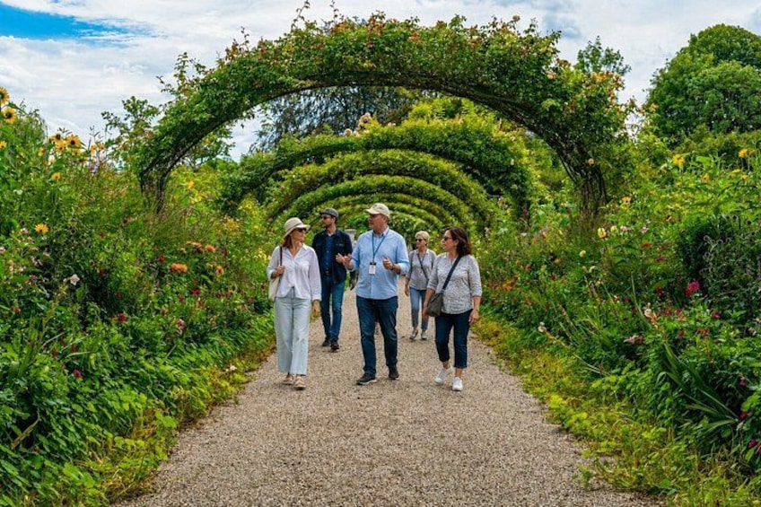 From Paris: Giverny & Monet’s Garden Round-Trip Tour 1