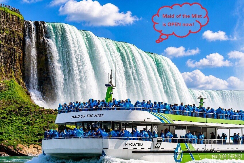 Un bateau transportant des passagers vêtus de cirés bleus, baptisé « MAID OF THE MIST », navigue sur une rivière, avec une cascade en arrière-plan. 3