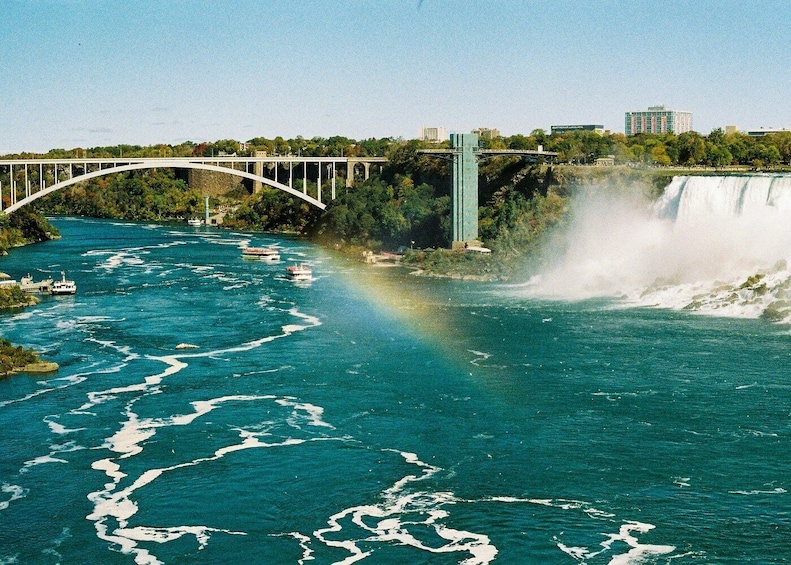 Une rivière avec une cascade, un pont et une vue sur la ville en arrière-plan. 4