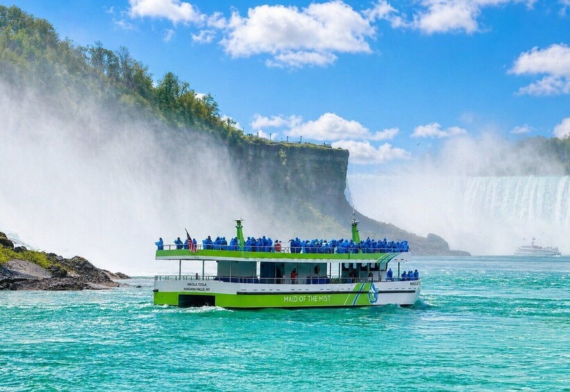 Un bateau transportant des passagers vêtus de gilets de sauvetage bleus, près des chutes du Niagara, dans l’État de New York. 1