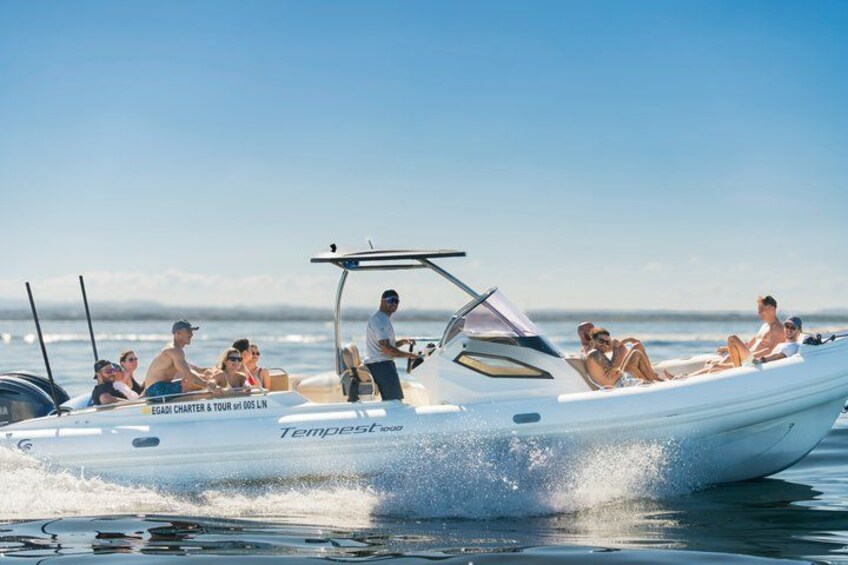 Un bateau blanc avec des personnes à bord, naviguant sur l’eau. 2