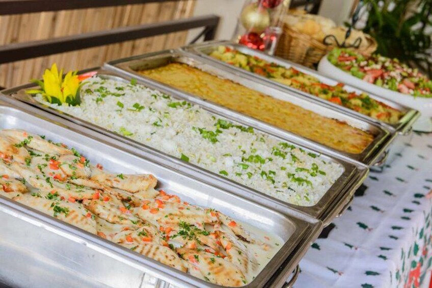 Un bufé con diversos platos, incluyendo arroz, pescado y ensaladas. 2