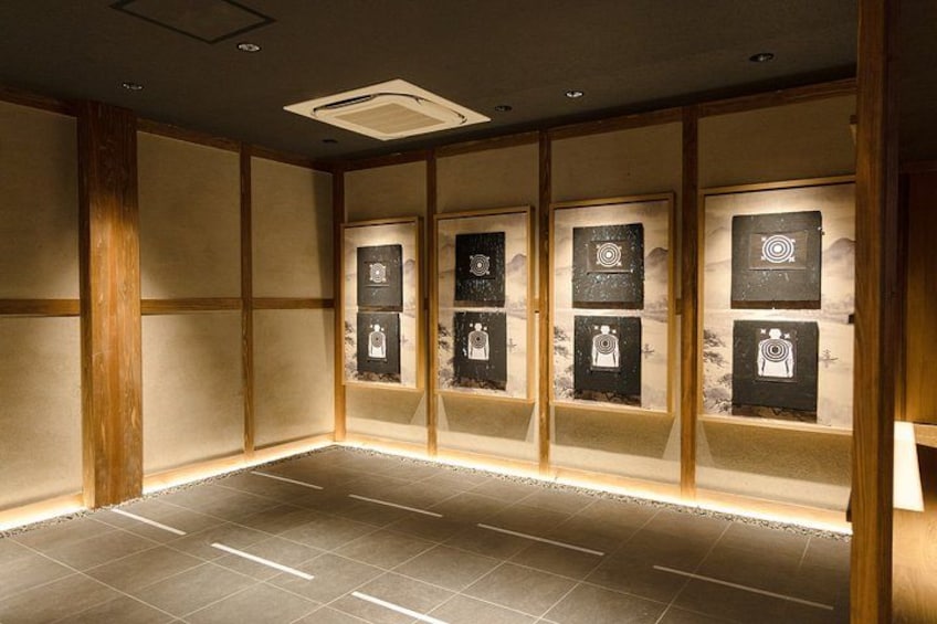 Une galerie où sont exposées des photographies encadrées au mur. 2