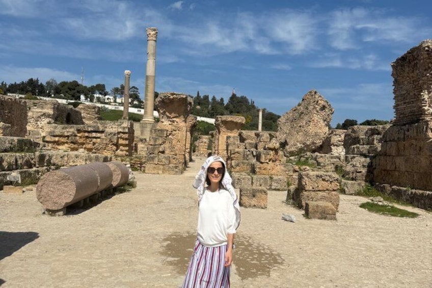Antiche rovine con colonne in pietra e un grande blocco di pietra. 1