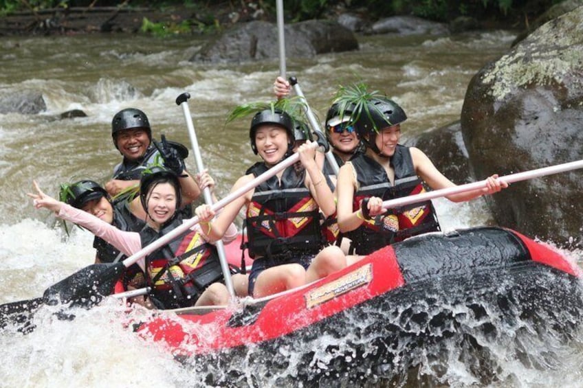 Un groupe de personnes à bord d’un radeau rouge naviguant sur une rivière à courant rapide. 5