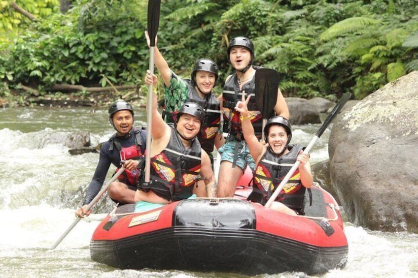 Un groupe de personnes fait du rafting sur une rivière bordée de verdure. 4