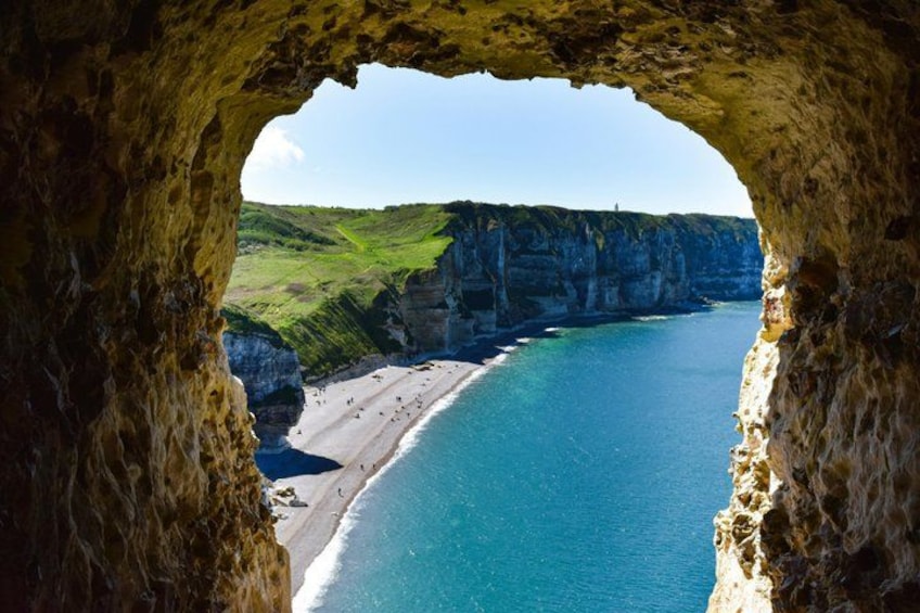 Paisaje costero con acantilados, una playa y un mar azul cristalino. 5