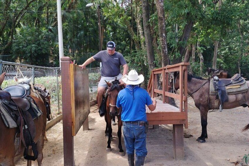 Horseback Riding adventure, monkey, sloths and island tour 4