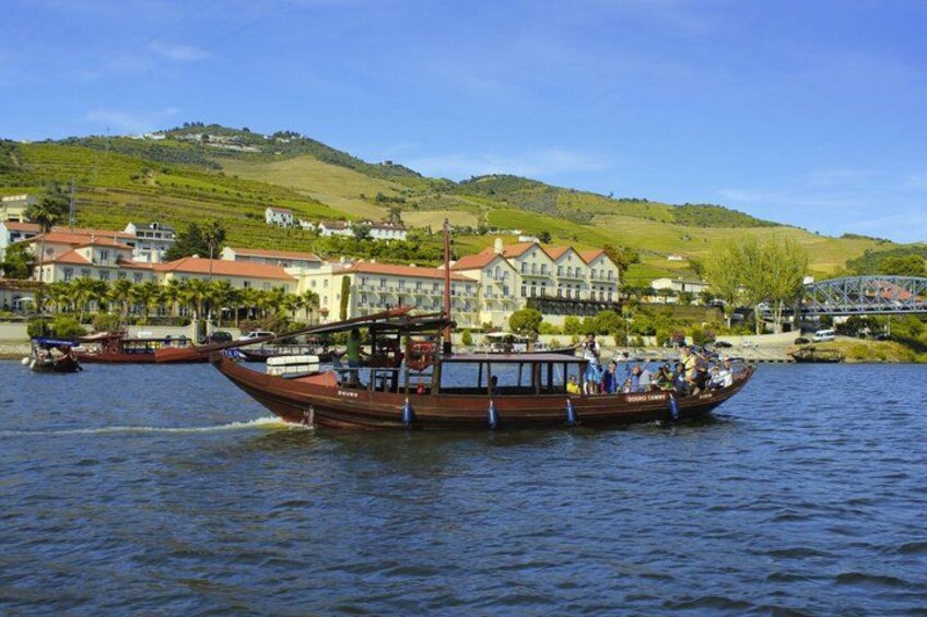 Douro Valley experience: rabelo boat, lunch and wine tour 1