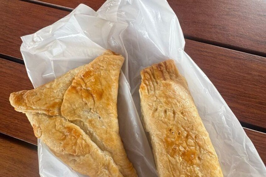 Deux pâtisseries triangulaires sur une feuille de papier blanche. 3