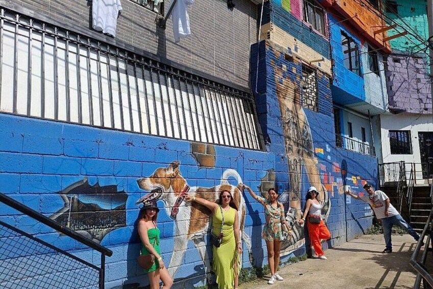 Un mural en un edificio, un grupo de personas y una escalera. 3