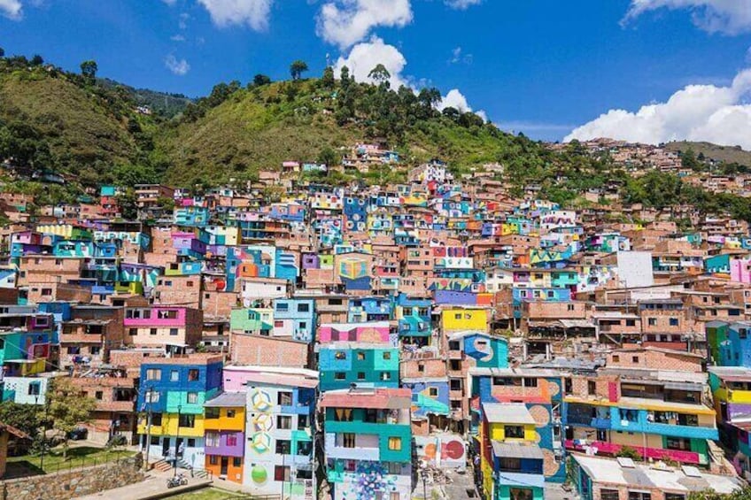 Un borgo vivace e pittoresco, con edifici colorati addossati alla collina. 1