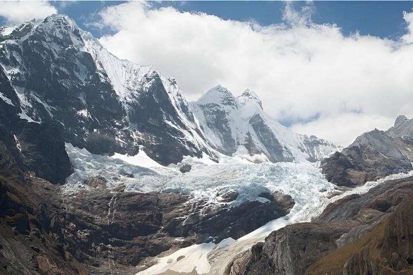 Un glaciar con montañas escarpadas al fondo. 1