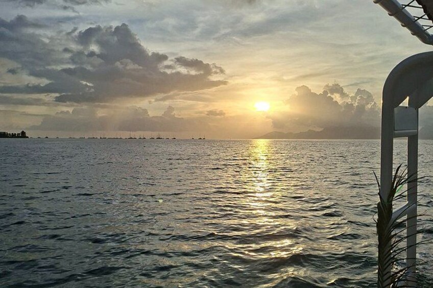 Aperitif cruise at sunset in the Tahiti lagoon 5