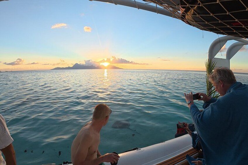 Aperitif cruise at sunset in the Tahiti lagoon 1