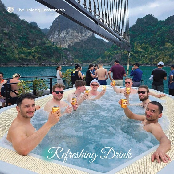 Un grupo de personas en un jacuzzi rodeado por un paisaje montañoso impresionante. 4