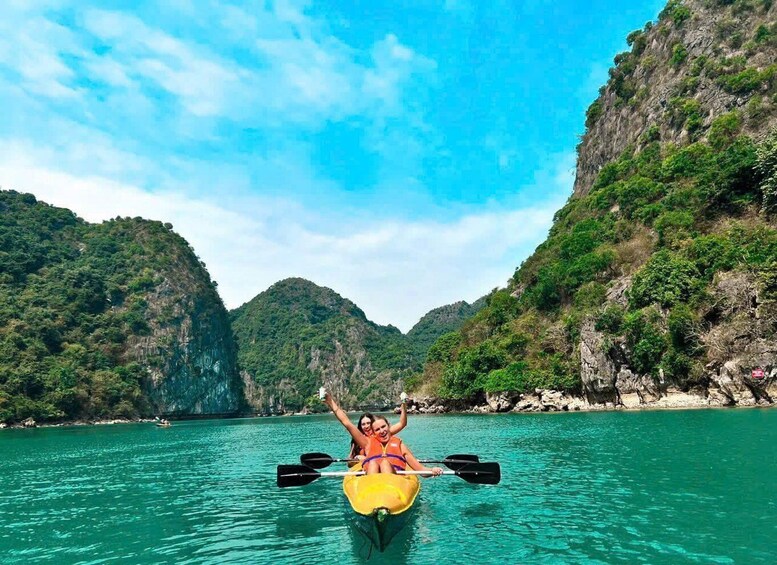 Una persona haciendo kayak en aguas turquesas, rodeada de verdes colinas. 3
