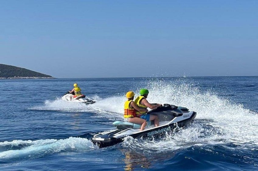 Dos personas esquían sobre el agua, con olas a su alrededor. 3