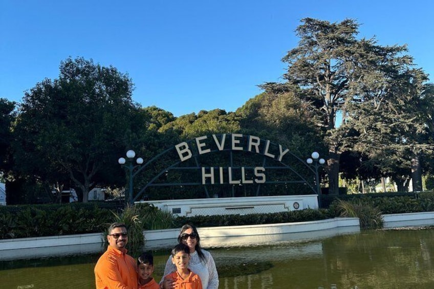 Skilt med teksten 'BEVERLY HILLS' og en sø foran. 1