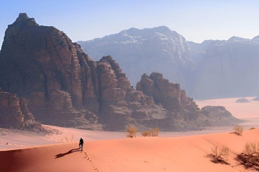 Paesaggio desertico con dune sabbiose e montagne rocciose. 2