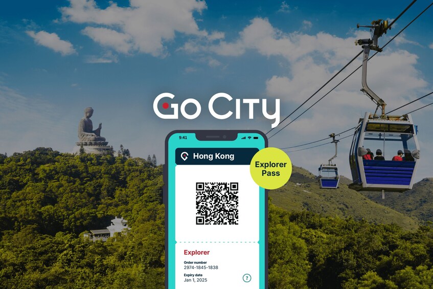Älypuhelimen näytöllä näkyy Hongkongin Explorer Pass -lippu, jossa on QR-koodi. Taustalla näkyy köysirata ja patsas. 1