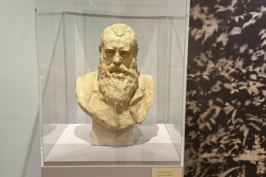 Un buste sculpté exposé dans une vitrine. 2