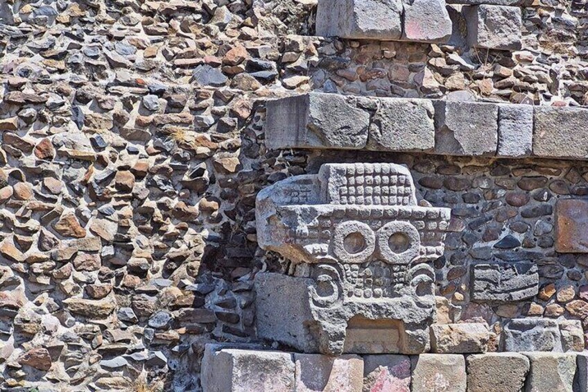 Un muro de piedra con rostro esculpido. 2