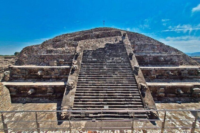 Una pirámide con una escalera que conduce a su entrada. 3