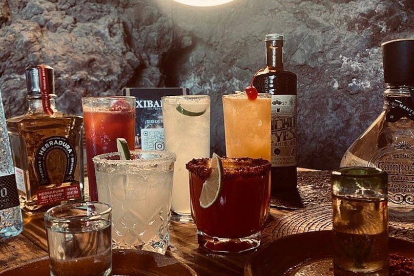 Forskellige flasker og glas med drikkevarer på en træoverflade. 5