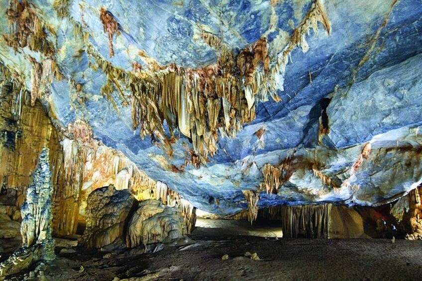 En hule med stalaktitter og stalagmitter. 3