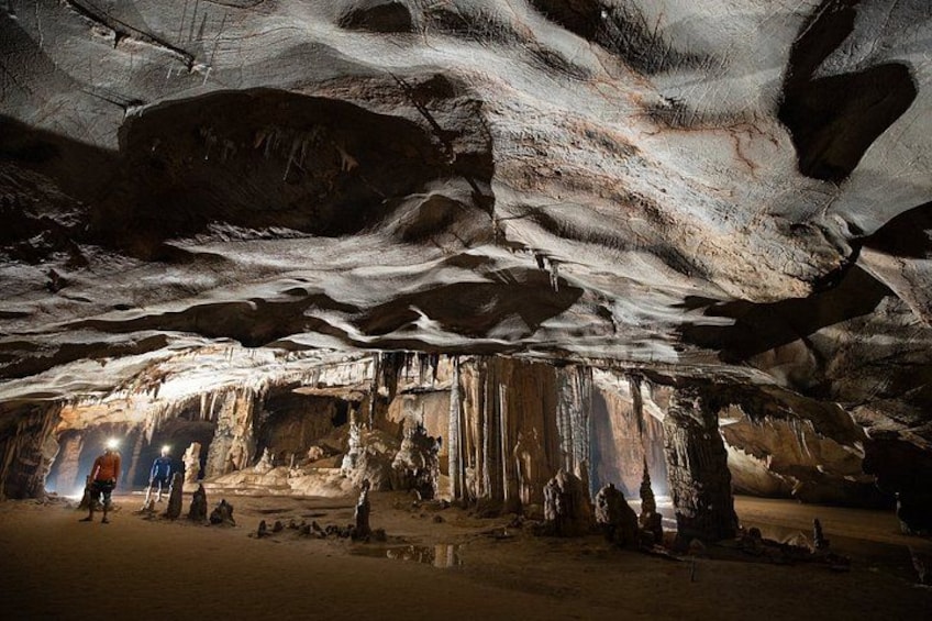 En underjordisk hule med stalaktitter og stalagmitter, oplyst af kunstig belysning. 2