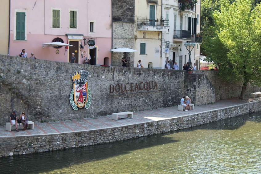 A stone wall with a coat of arms and the inscription "DOLCEACQUA". 4