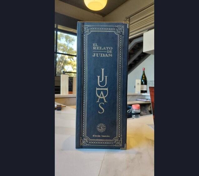 A book titled 'EL RELATO DE JUDAS' on a table. 2