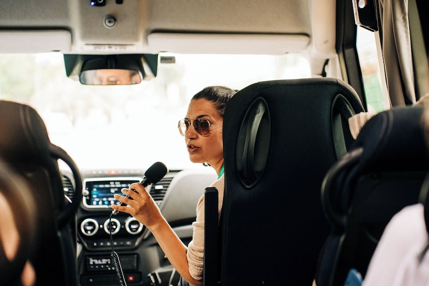 Eine Person spricht in ein Mikrofon im Auto. 5