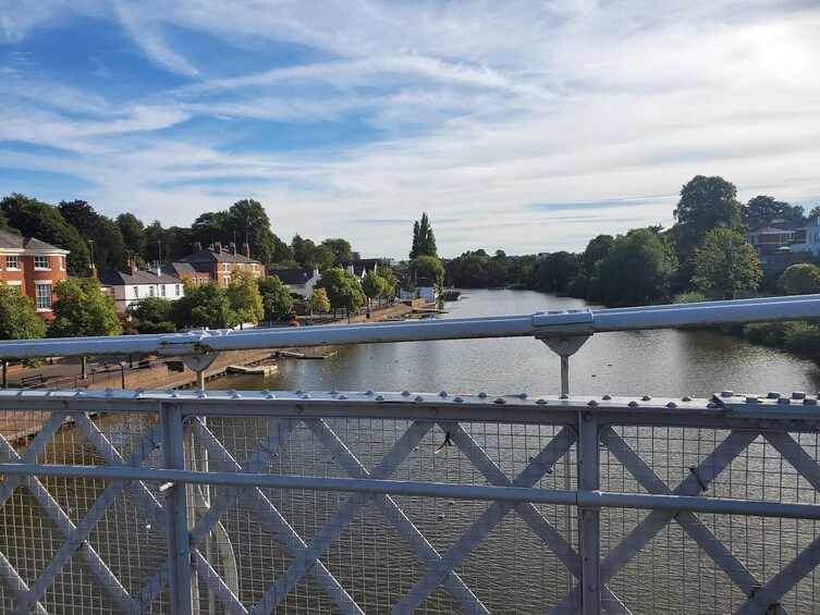 Une rivière avec un pont, des bâtiments et des arbres. 2