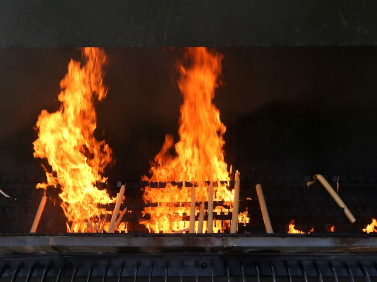 Ein Kamin mit brennenden Holzscheiten und Flammen. 5