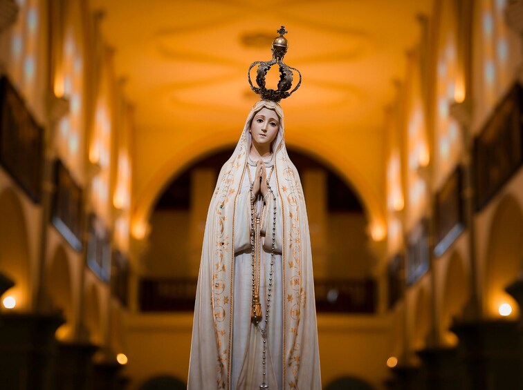 Eine Statue in einer Kirche mit aufwendiger Verzierung und einer goldenen Krone. 4