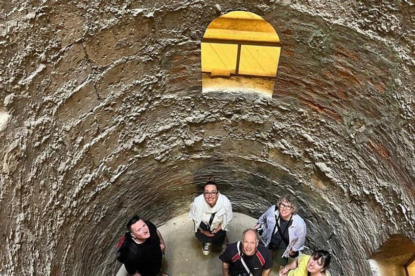 Un grupo de personas dentro de una cueva con una estructura de madera en la parte superior. 4