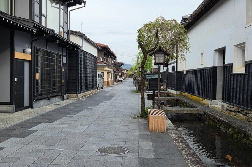 Hida Furukawa: White-Walled Streets and Carpentry Tour 3