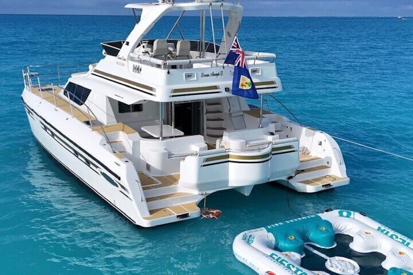 Uno yacht bianco con bandiera britannica, che galleggia in acque turchesi. 5