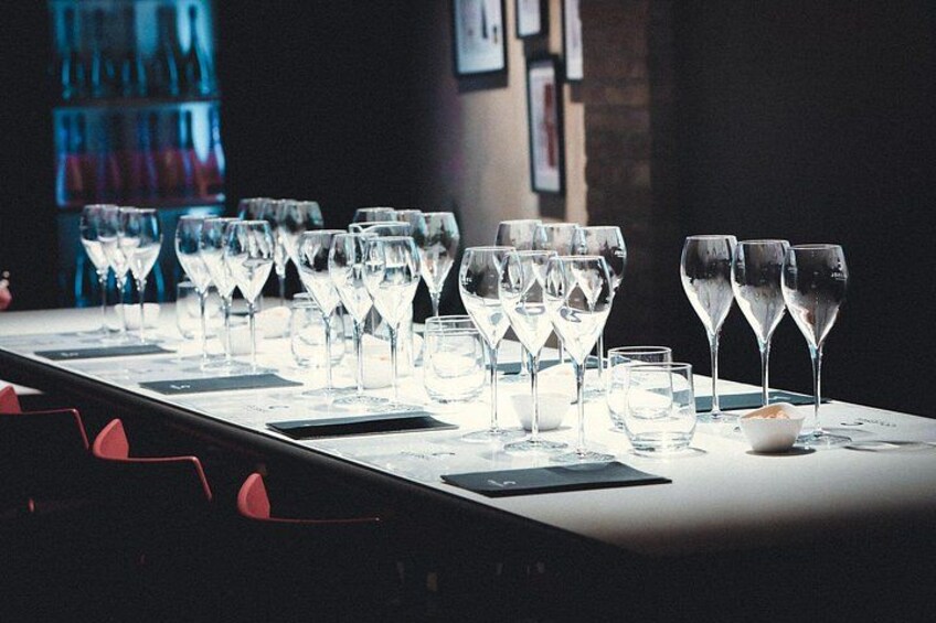 Eine Bar mit mehreren Gläsern Wasser und einigen leeren Gläsern auf einem Tisch. 3