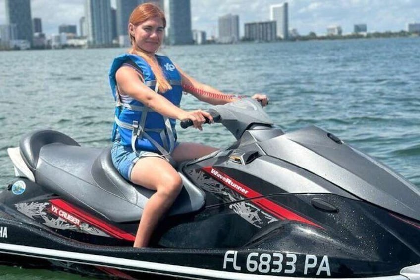 Una persona en un jet ski con un horizonte urbano de fondo. 2