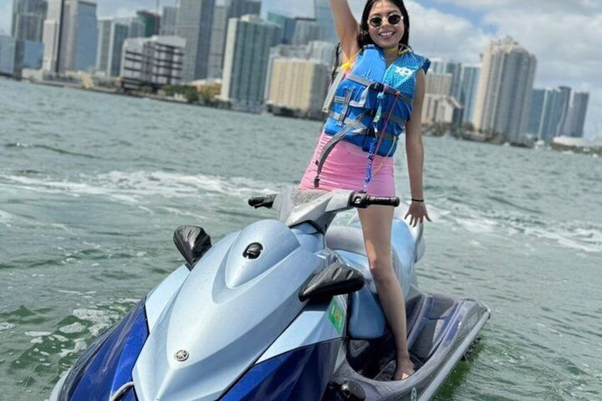 Una persona en un jet ski, con un horizonte urbano de fondo. 3