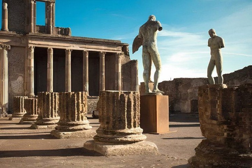 Vestiges antiques comprenant des colonnes et des statues. 1